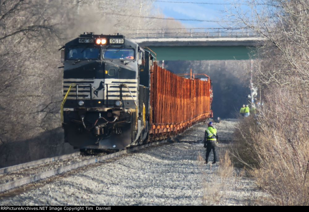 NS 9619 zoom of rail train 920